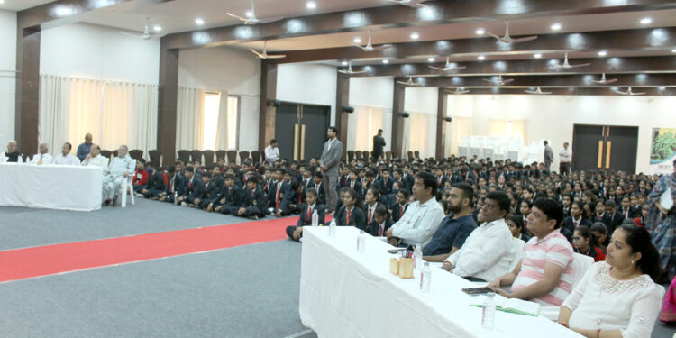 सूरज की तरह चमकना है तो सूरज की तरह तपना सीखो-मुनि अतुल
