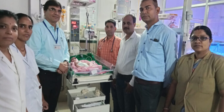 आर.के चिकित्सालय के पालना में शिशु बालक मिला