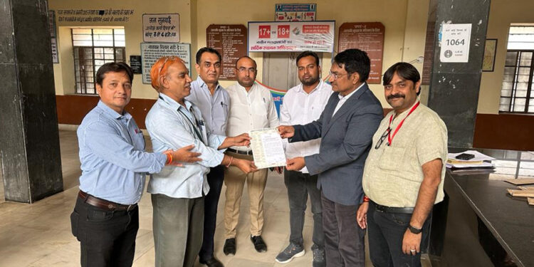 डॉक्टर के परिवार को न्याय दिलाने चिकित्सक संघ ने दिया ज्ञापन