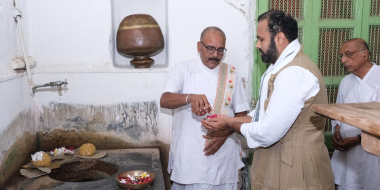 श्री विशाल बावा ने पातल घर की पोली के जीर्णोद्धार का किया पूजन एवं निर्माण कार्यों का सघन निरीक्षण