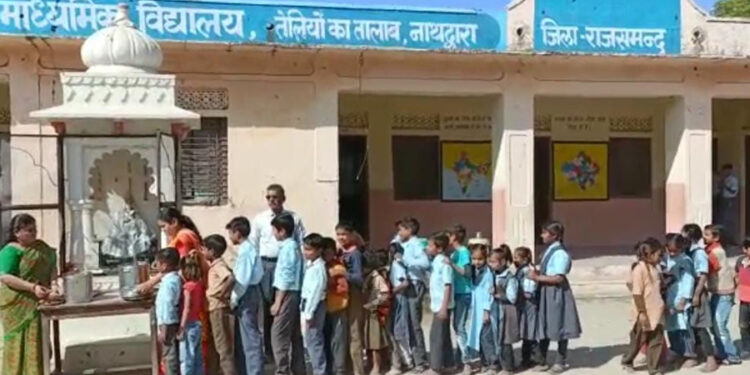 20 राजकीय विद्यालयों में 5000 विद्यार्थियों को छप्पन भोग मनोरथ के महाप्रसाद का वितरण किया गया