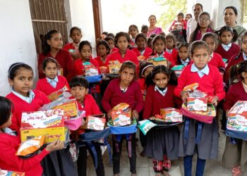 55 से अधिक बालक-बालिकाओं को शैक्षणिक सामग्री भेंट की