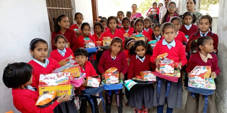 55 से अधिक बालक-बालिकाओं को शैक्षणिक सामग्री भेंट की
