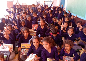 मकरसंक्रांति के उपलक्ष में 64 विद्यार्थियों को वर्षभर के लिए शैक्षणिक सामग्री भेंट की