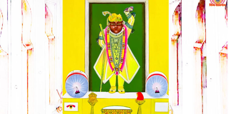 श्रीनाथजी में आज पीली जरी के चाकदार पर कतरा का श्रृंगार