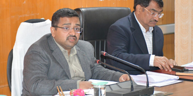 जिला कलक्टर सक्सेना ने की विभागीय कार्यों की समीक्षा
