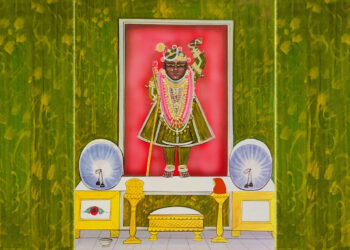 श्रीनाथजी में आज हरी जरी के वस्त्र पर गोल चन्द्रिका का श्रृंगार