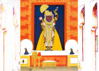 श्रीनाथजी में आज पिछोड़ा व सुनहरी घेरा के श्रृंगार दर्शन