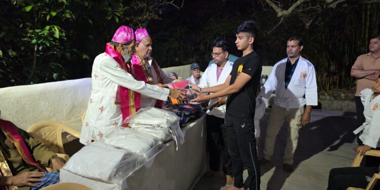 एनआरआई वैष्णव ने नाथद्वारा के पहलवानों को भेंट देकर प्रोत्साहित किया