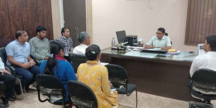 कलक्टर ने देवगढ़ में ली अधिकारियों की समीक्षा बैठक