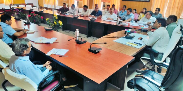 कलक्टर की अध्यक्षता में प्रधानमंत्री आवास योजना की समीक्षा बैठक आयोजित