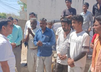 जलापूर्ति जांचने गांवों के दौरे पर कलक्टर बालमुकुंद असावा