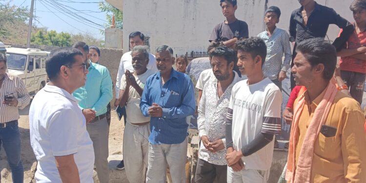 जलापूर्ति जांचने गांवों के दौरे पर कलक्टर बालमुकुंद असावा