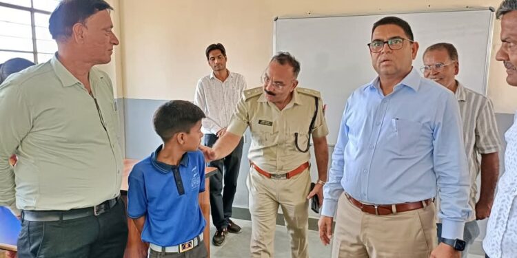 जिला कलक्टर एवं एसपी ने भोपा की भागल विद्यालय में देखे पर्यावरण संरक्षण के कार्य