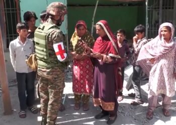 बोर्डर के पास के गांवों में दवाइयां और राशन पहुंचा रहे भारतीय सेना के जवान