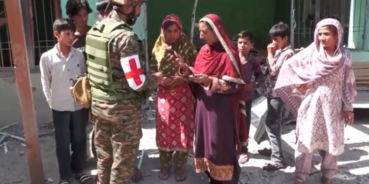 बोर्डर के पास के गांवों में दवाइयां और राशन पहुंचा रहे भारतीय सेना के जवान