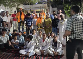 आम्बावाडा अखाड़ा परिवार ने गणेश लोधा और गौरी चौधरी को किया सम्मानित