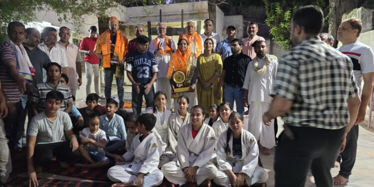 आम्बावाडा अखाड़ा परिवार ने गणेश लोधा और गौरी चौधरी को किया सम्मानित