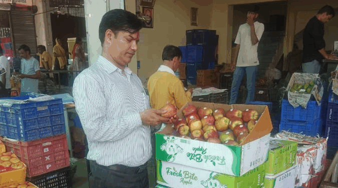 खाद्य सुरक्षा अधिकारी व टीम ने किया सब्जी मंडी में निरीक्षण