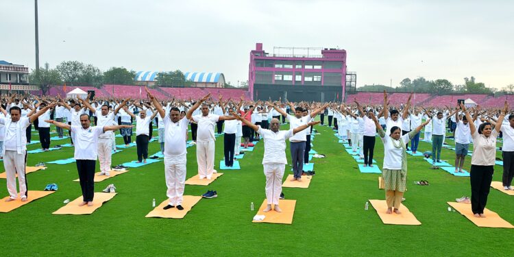 अंतरराष्ट्रीय योग दिवस : —राज्यपाल श्री बागडे ने योग कर स्वस्थ जीवन जीने का दिया संदेश
