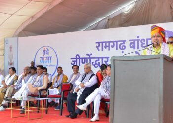 विश्व पर्यावरण दिवस पर मुख्यमंत्री ने किया श्रमदान, ‘एक पेड़ मां के नाम’ अभियान के तहत लगाया सिंदूर का पौधा