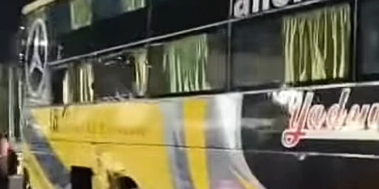 राजसमंद : ट्रावेल्स बस को ज्वलनशील पदार्थ से भरे टेंकर ने मारी टक्कर