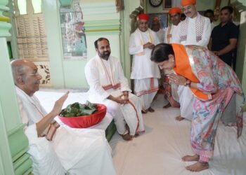 गृह मंत्री की पत्नी ने किए श्रीनाथजी के दर्शन, तिलकायत श्री का लिया आशीर्वाद 