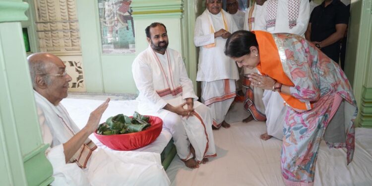गृह मंत्री की पत्नी ने किए श्रीनाथजी के दर्शन, तिलकायत श्री का लिया आशीर्वाद 