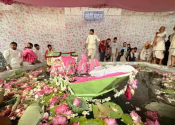 मोती महल में विराजे लाडले लाल प्रभु नाव के भव्य मनोरथ में 