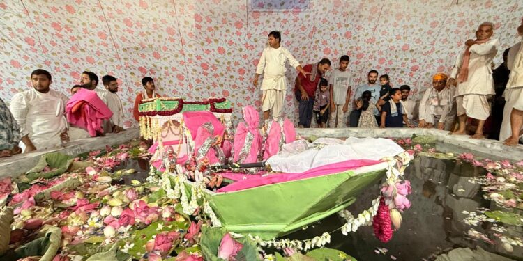 मोती महल में विराजे लाडले लाल प्रभु नाव के भव्य मनोरथ में 