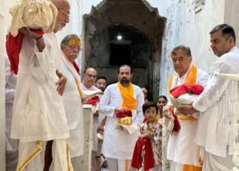 यमुना जल के भाव से तिलकायत श्री एव्ं श्री विशाल बावा ने भरा श्रीजी प्रभु के ज्येष्ठाभिषेक स्नान का जल