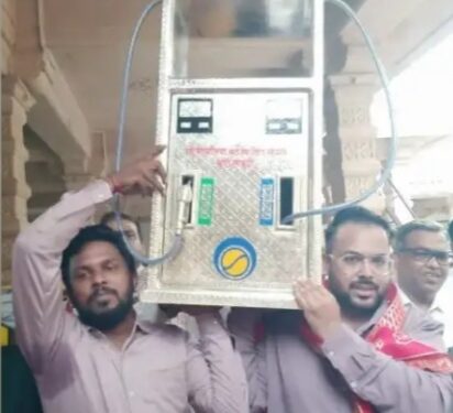 सांवलिया सेठ के दरबार में चढ़ाया गया चांदी का पेट्रोल पंप