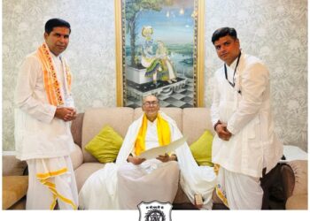 मुख्यमंत्री ने श्री राकेशजी महाराज को श्रीफल, दुशाला एवं माला अर्पण कर की आदरपूर्वक वंदना