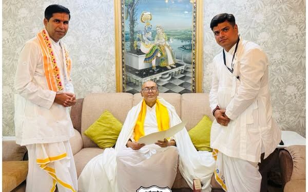 मुख्यमंत्री ने श्री राकेशजी महाराज को श्रीफल, दुशाला एवं माला अर्पण कर की आदरपूर्वक वंदना