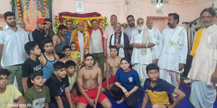 आम्बावाडा अखाड़े में पहलवानों ने किया कुश्ती कला का प्रदर्शन