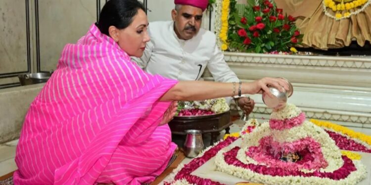डिप्टी सीएम दिया कुमारी ने भोलेनाथ का अभिषेक कर प्रदेशवासियों के लिए सुख-शांति और समृद्धि की कामना की