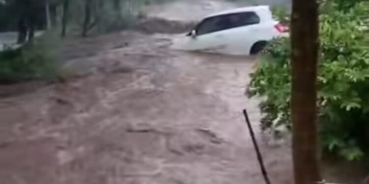 मेवाड़ में भारी बारिश, बाघेरी पर तीन फुट की चादर , मचीन्द में गाड़ियाँ बही