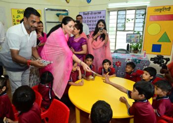 उप मुख्यमंत्री दिया कुमारी ने आंगनबाड़ी केन्द्रों में बच्चों के लिए मिलेट न्यूट्री बार के वितरण का किया शुभारम्भ