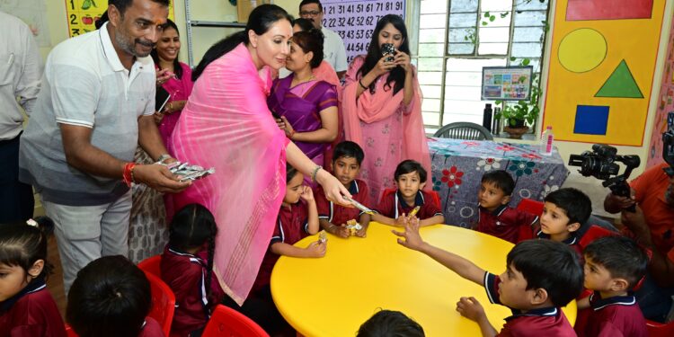 उप मुख्यमंत्री दिया कुमारी ने आंगनबाड़ी केन्द्रों में बच्चों के लिए मिलेट न्यूट्री बार के वितरण का किया शुभारम्भ