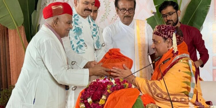 श्रीनाथजी मंदिर की तरफ से किया गया गोवत्स श्री राधाकिशन जी महाराज का समाधान