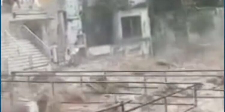 कुंभलगढ़ में मूसलाधार बारिश का कहर, एक महिला बही, बच्चे  फंसे, घरों में आया पानी