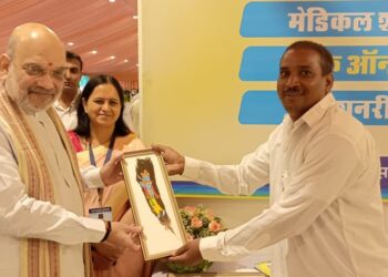 पंख पर भगवान श्रीकृष्ण की छवि देखकर अभिभूत हुए गृहमंत्री अमित शाह