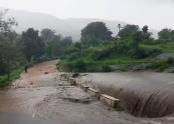 कुंभलगढ़ : ओडा गांव में तालाब फूटने की खबर, एक स्कूली वैन फंसी, नंदसमंद हुआ लबालब