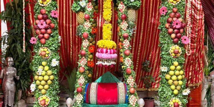 श्री मदन मोहन लाल प्रभु एवं श्री लाडले लाल प्रभु बिराजे फल फूल के हिंडोलने में