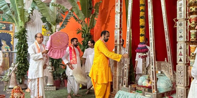 श्री गोवर्धनेश जी के उत्सव पर श्री विशाल बावा ने श्रीजी प्रभु एवं श्री लाडले लाल प्रभु को लड़ाए लाड़