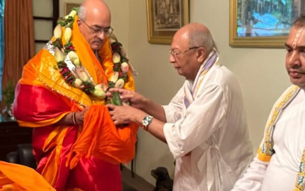 विश्वराज सिंह मेवाड़ से गोस्वामी श्रीपरागकुमारजी एवं श्रीनैमिषकुमारजी ने शिष्टाचार भेंट की