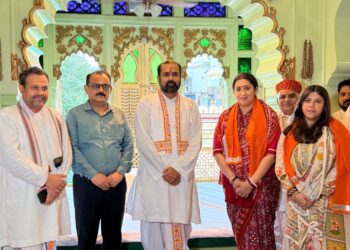 पूर्व केंद्रीय मंत्री स्मृति ईरानी एवं फिल्म निर्देशिका एकता कपूर ने श्रीजी प्रभु की उत्थापन की झांकी के किए दर्शन 