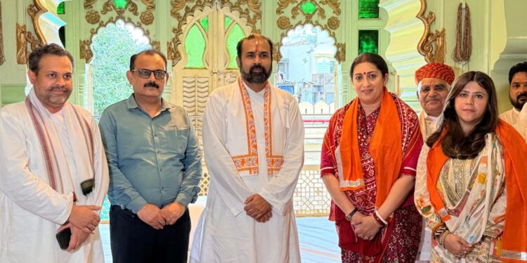 पूर्व केंद्रीय मंत्री स्मृति ईरानी एवं फिल्म निर्देशिका एकता कपूर ने श्रीजी प्रभु की उत्थापन की झांकी के किए दर्शन 