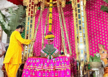 ठकुरानी तीज पर श्री विशाल बावा ने प्रभु को धराएं विशेष श्रृंगार एवं हिंडोलने में झुलाकर प्रभु को लड़ाए लाड