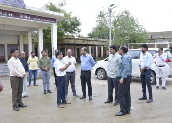 प्रभारी सचिव डॉ. सुरपुर ने किया राउमावि धोइन्दा का औचक निरीक्षण